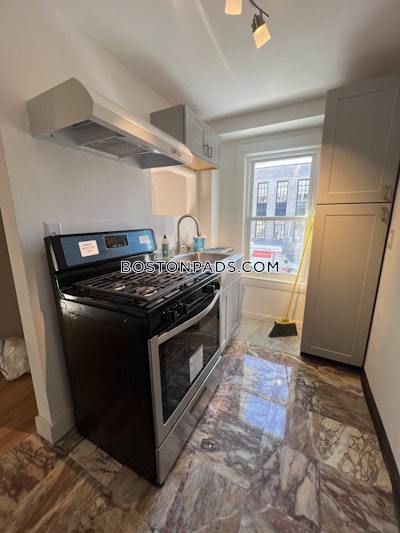 Quincy Spacious Townhouse-Style 3 Beds 2 Baths in Quincy Center  Quincy Center - $4,300