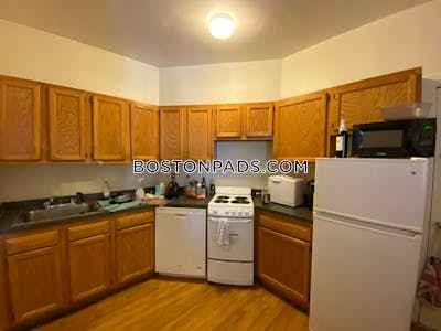 Brookline Deal Alert, No Security Deposit! Spacious 2 bed 1 Bath apartment in Beacon St  Washington Square - $3,535 No Fee